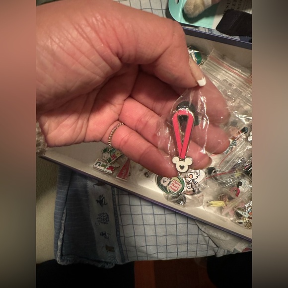 New 55+ Pc Disneyland & Mickey Mouse & Other Cartoon Character Pins Assorted Lot - Picture 4 of 11